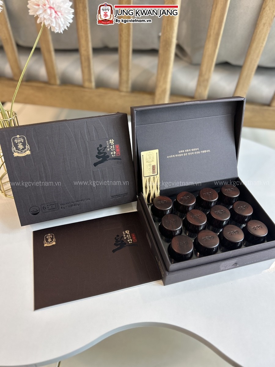 Cận cảnh viên linh đan nhỏ gọn, dễ uống, cô đặc tinh túy từ thảo mộc quý như địa hoàng, đậu nành, nấm kim châm và mật ong tự nhiên.