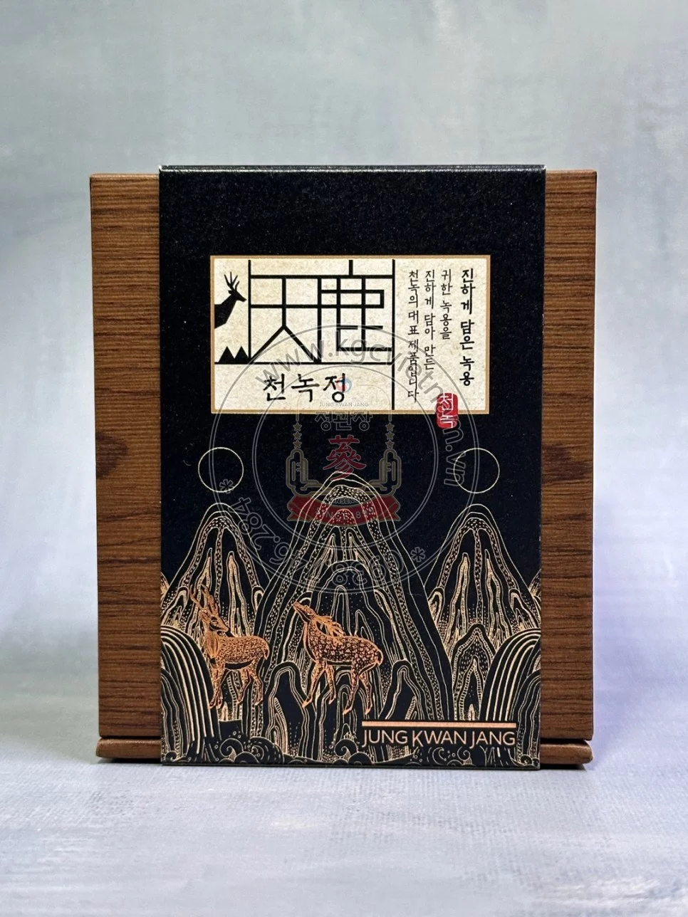 Hình Ảnh Chi Tiết Hộp Cao Hồng Sâm Nhung Hươu CheonNok 180g bên ngoài với logo Jung Kwan Jang