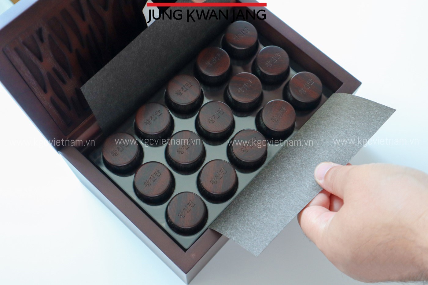 Hình ảnh chi tiết Bên trong khi mở hộp viên hồng sâm linh đan KGC Jung Kwan Jang 4g x 30 viên